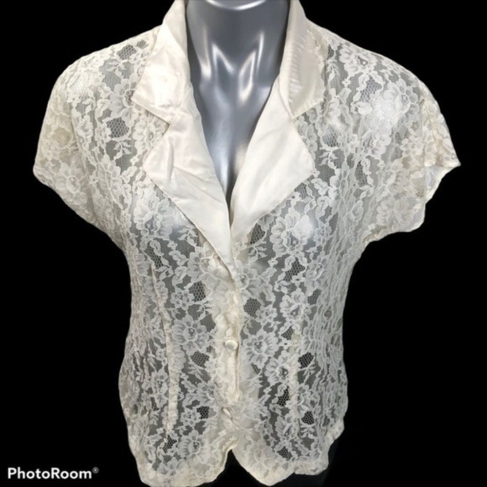 💥💥 SALE! 5 / $25 💥💥 Victoria’s Secret off-white lace blouse